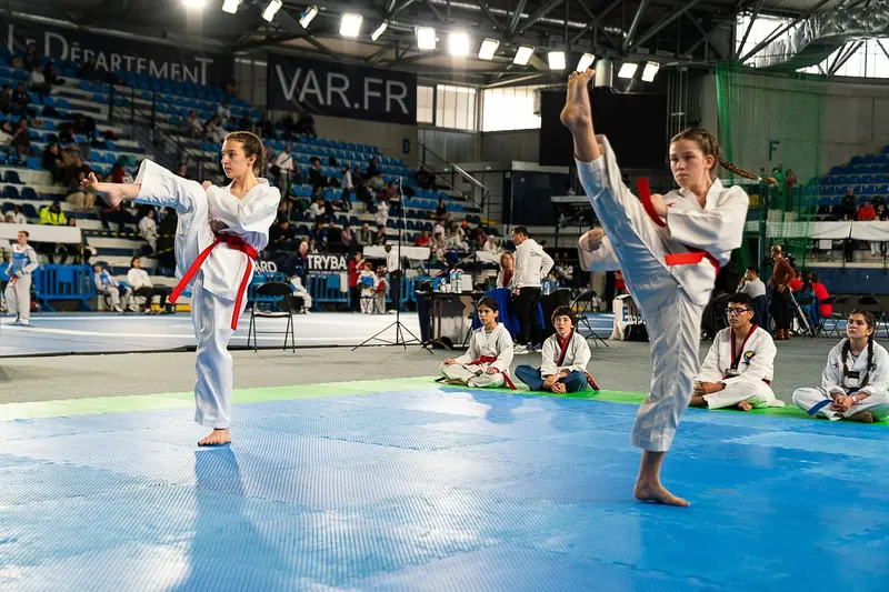 High five victoire — © Lawrence Banahan / Combat Spirit Media