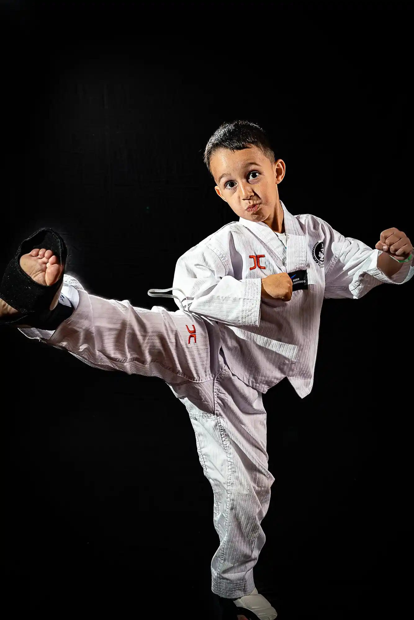 Portrait studio taekwondo enfant coup de pied — Lawrence Banahan