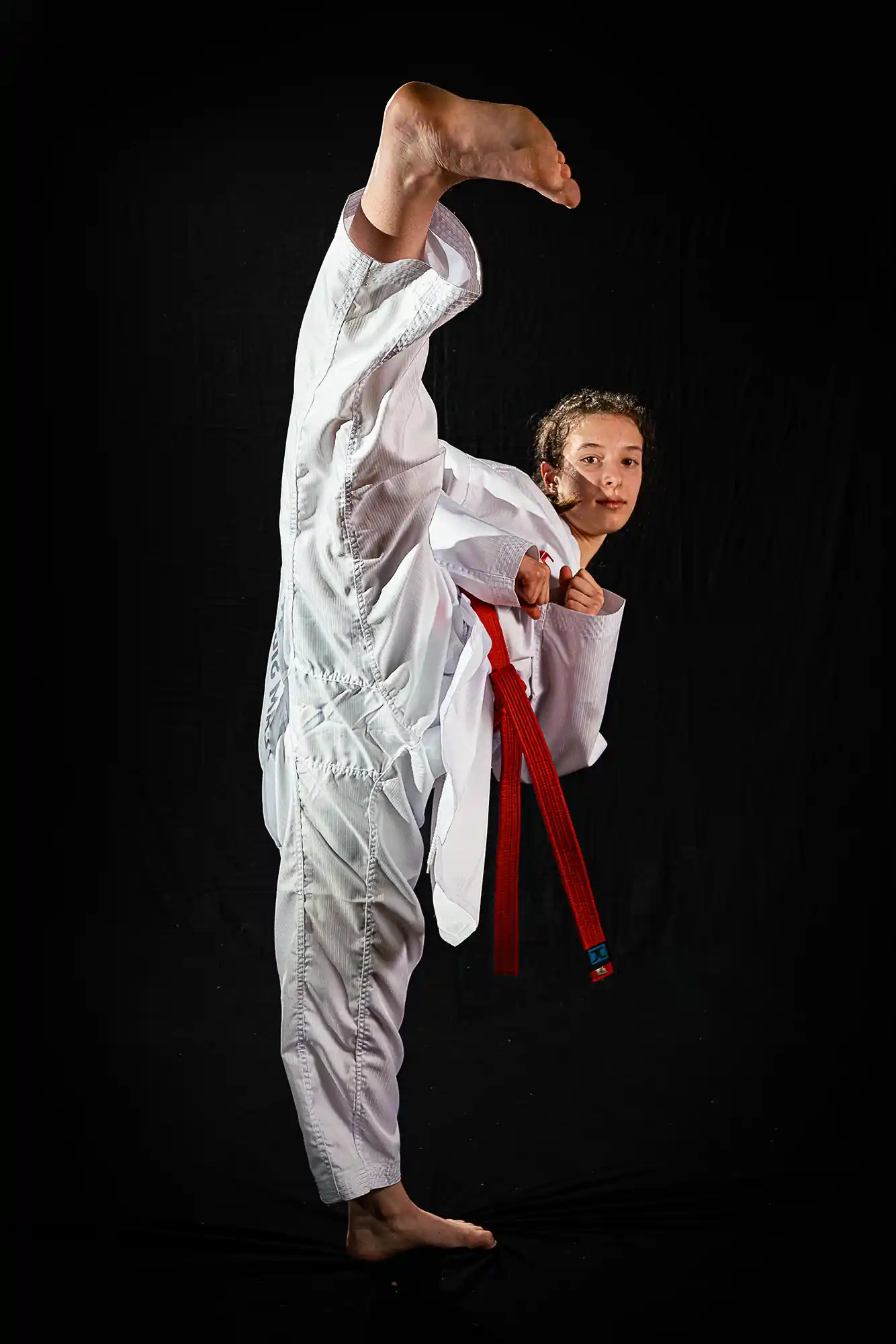 Portrait studio taekwondo ceinture rouge kick vertical — Lawrence Banahan